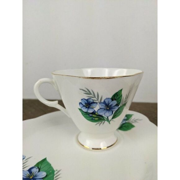 Windsor Bone Chine Tea cup and saucer, snack plate Blue flowers gold rim - Picture 5 of 10